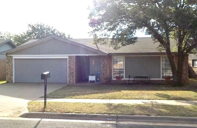 Building Photo - FOR LEASE - 3/2/2 North West Lubbock