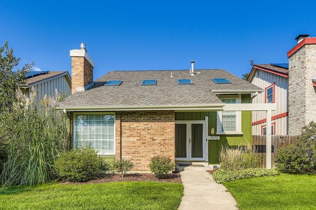 Building Photo - Evolve Real Estate: Charming 3 Beds/2 Bath... Rental
