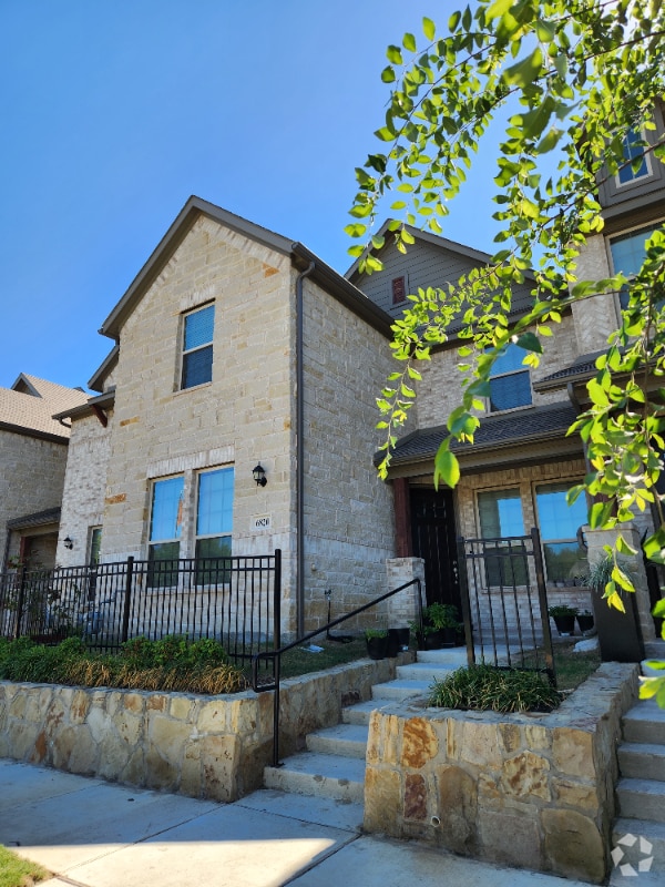 Building Photo - 6820 Meadow Crest Dr Rental