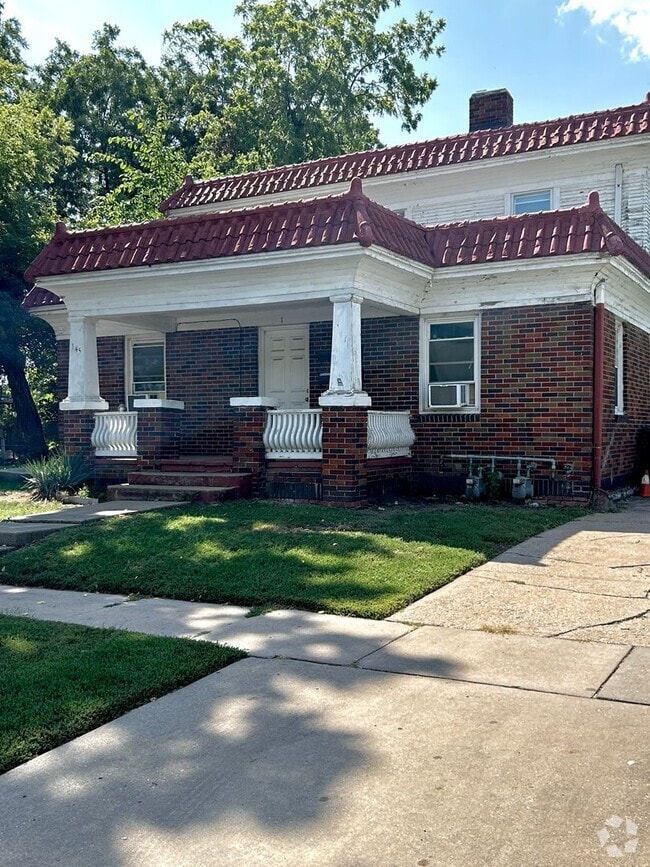 Building Photo - 145 N Ash St Rental