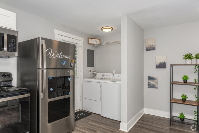 2BR, 1BA - 850SF - Laundry