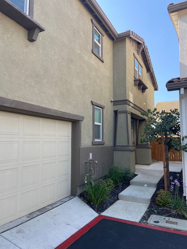 Building Photo - Almost new! Gated 4 Bdrm, 2.5 Bath Solar Home