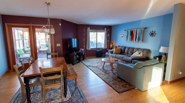 Photo - 873 Iowa Ave W