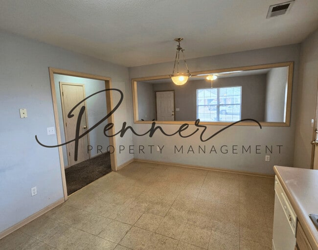 Photo - 209 NW Woodbury Dr