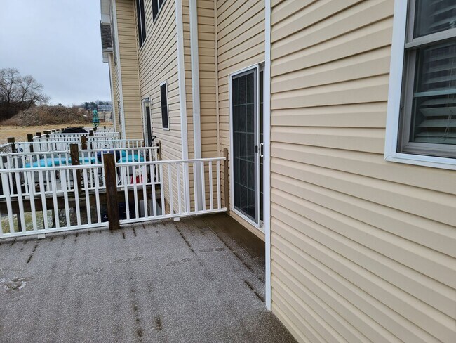 Photo - 3 Bedroom 2 1/2 bath end unit Townhome for...