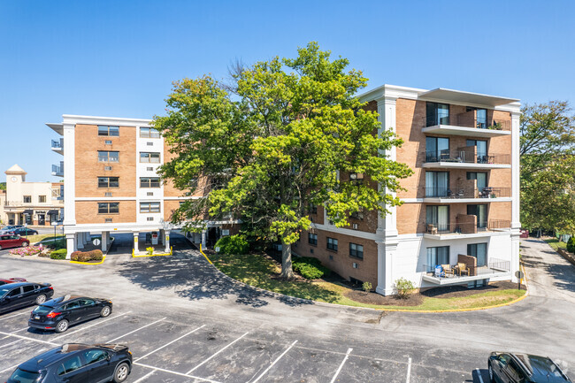 Photo - Courtside Square Apartments