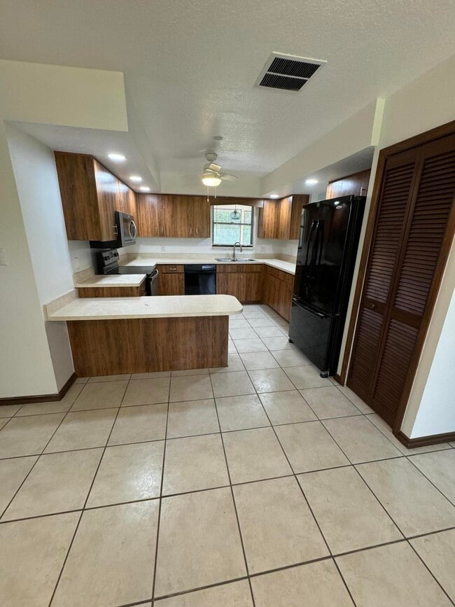 Photo - 5585 Barna Ave