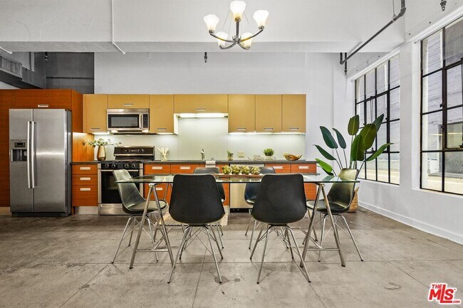 Photo - 746 S Los Angeles St Unidad 304