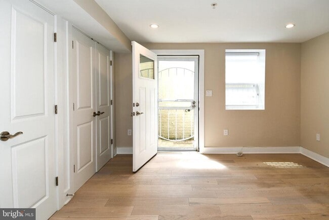 Photo - 901 Lawrence St NE