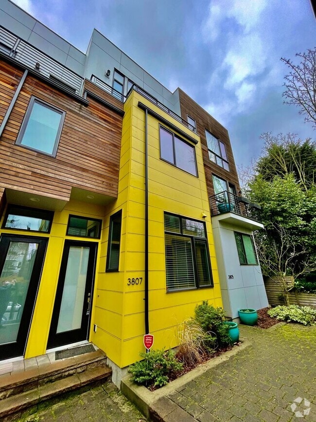 Building Photo - Exceptional Fremont Townhome - Amazing Loc...