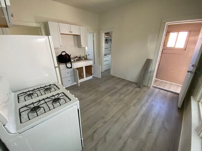 Photo - 715 W 2nd St