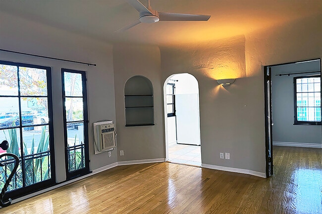 Photo - 632 N Sycamore Ave