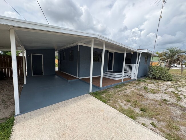 Building Photo - 2 Bed 1 Bath Single Family w/ Fenced Backyard