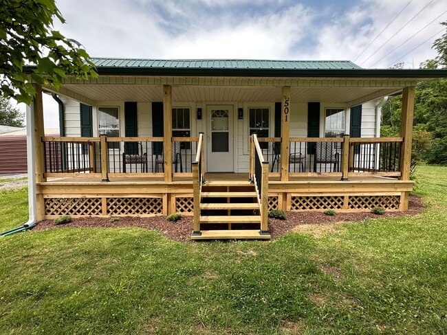 IMMACULATE, completely remodeled, one leve... - IMMACULATE, completely remodeled, one leve... House