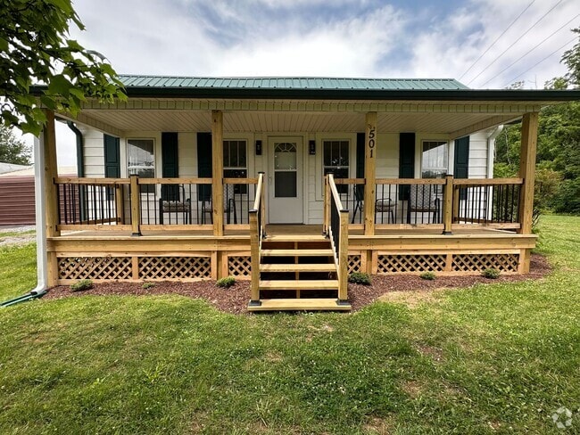Building Photo - IMMACULATE, completely remodeled, one leve... Rental