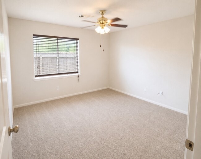 Building Photo - 15154 Kingsbridge Way