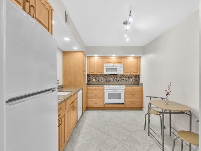 Photo - 1150 Hillsboro Mile Unit 309