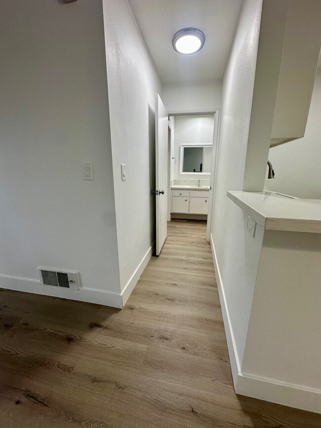 Photo - 18414 Collins St