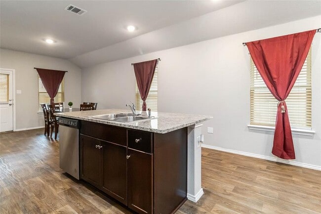 Photo - 2845 Wolfcreek