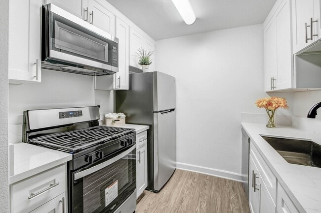 Photo - 5830 Reseda Boulevard