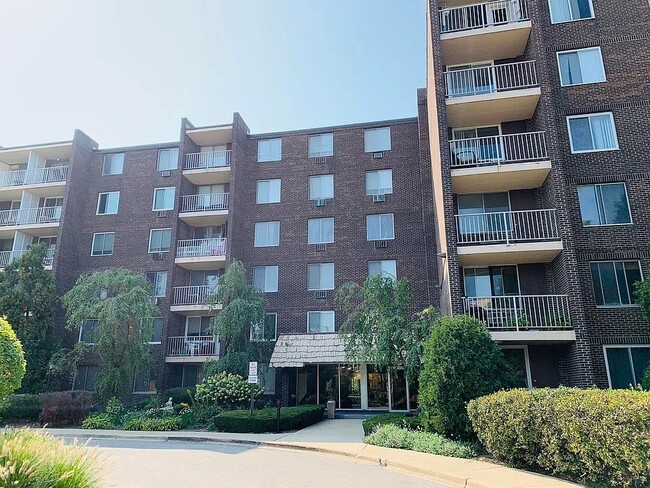 Building Photo - 225 S Rohlwing Rd Unit 518