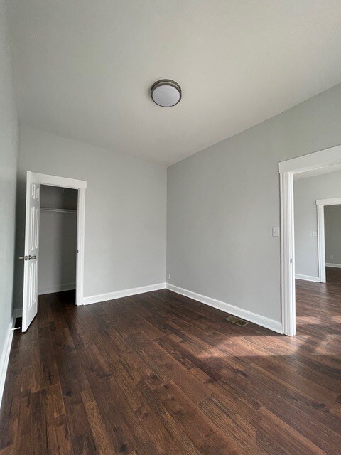 916 W 68th St