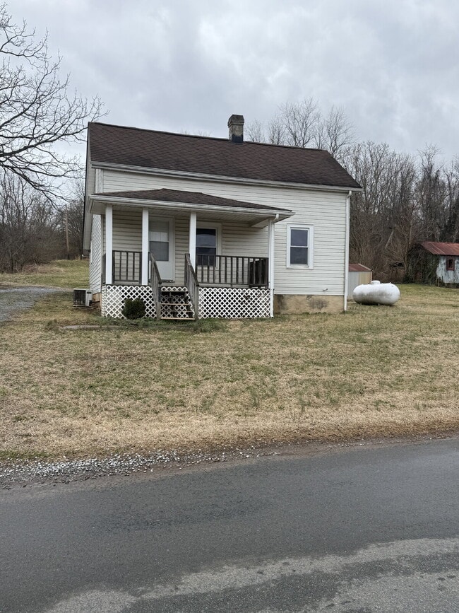 Building Photo - 2 bedroom 1 bath Home in Hurt VA with large yard just minutes to downtown Altavista.