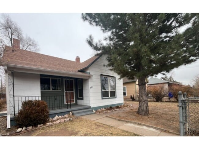 Building Photo - Recently updated Westside home!