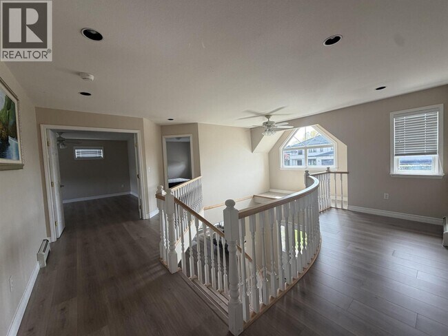 Photo - 9228 Pinewell Crescent
