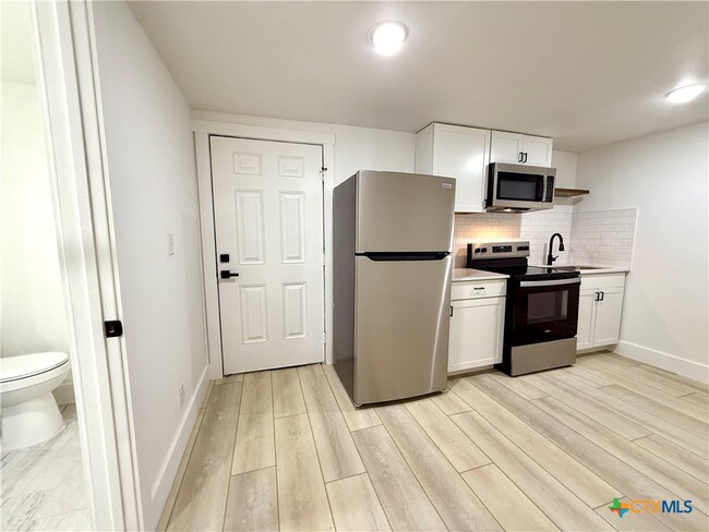 Building Photo - 2204 W San Antonio St Unit 2