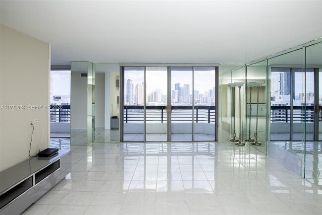 Photo - 3500 Mystic Pointe Dr Unidad 3506