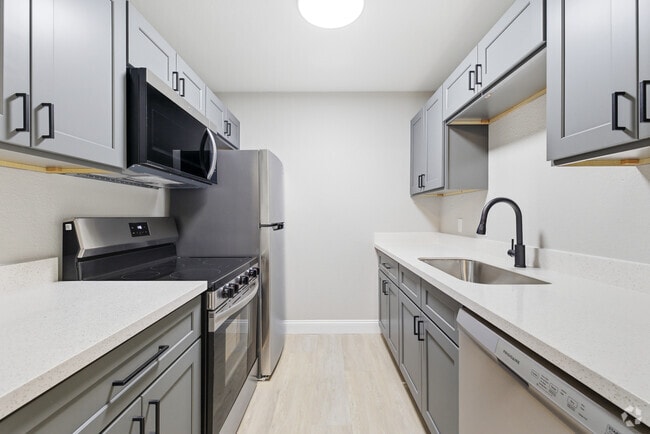 1BR, 1BA - 722SF - Kitchen