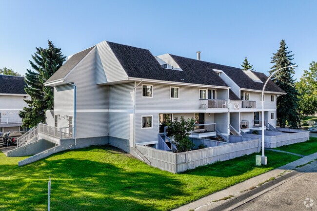 Building Photo - Deerwood Place