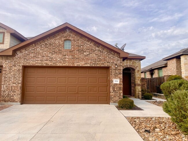 Building Photo - Luxury Duplex in Creekside Crossing!