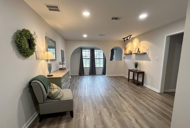 Photo - 118 Loizos Dr NW