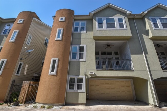 Building Photo - 1141 W 24th St