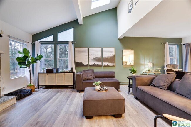 Photo - 421 King Arthur Rd