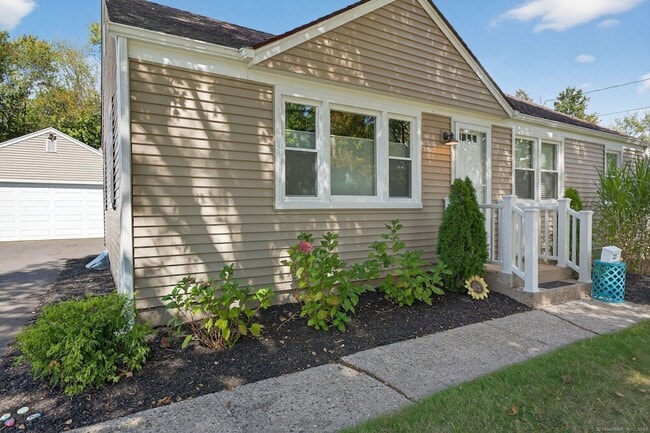 Building Photo - 222 Robbins Ave Rental