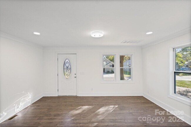 Photo - 225 N Lee St