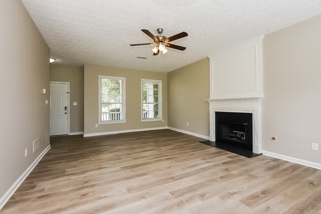 Photo - 107 Chamberlyn Ln