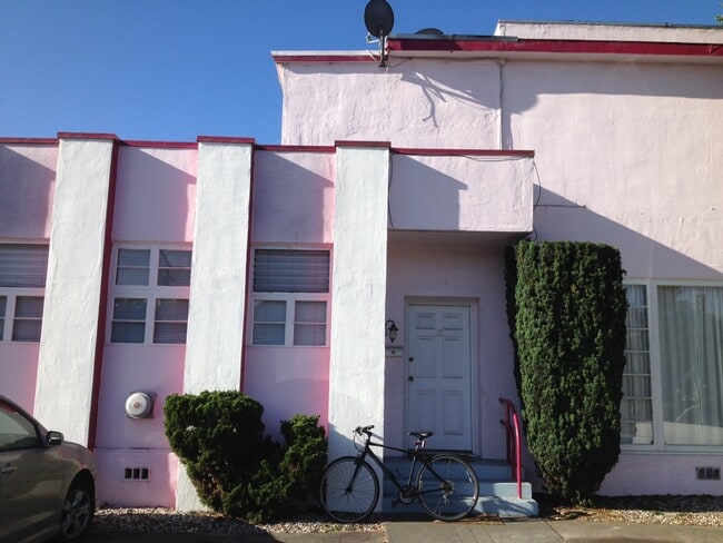 JC Studio Apt Exterior - 1122 Mendocino Ave Apartments