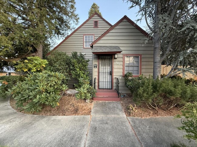 Photo - 882 NE 7th St