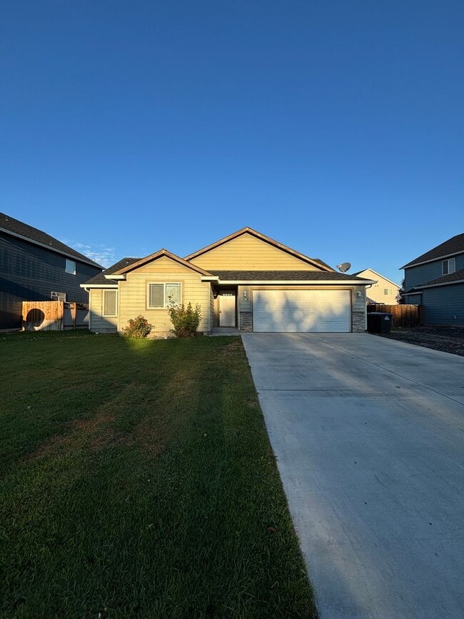 Building Photo - 3 Bed 2 Bath Home in Sage Point Area!