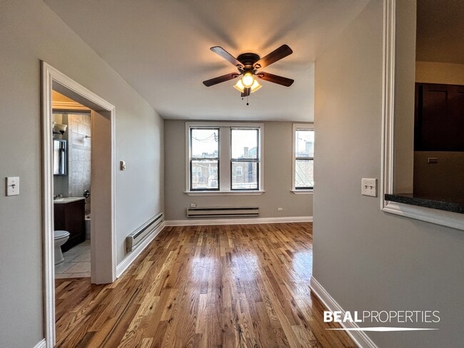 Building Photo - 818 W Diversey Pkwy Unit Studio