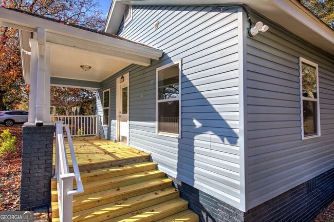 Photo - 415 E 10th St