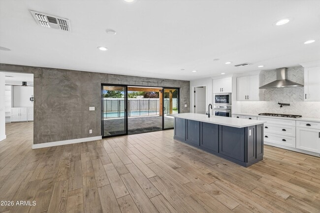 Building Photo - 301 E Royal Palm Rd