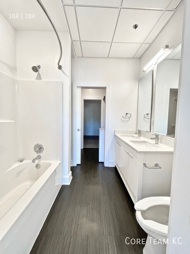 Photo - 3200 Gillham-104 Unidad 104