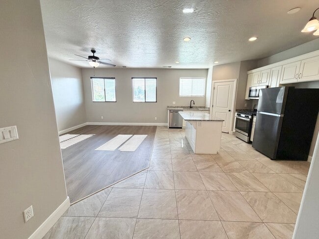 Photo - 355 W 200 S
