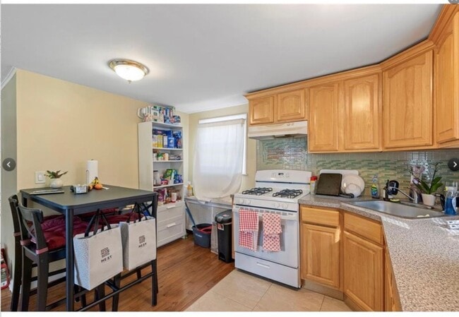 Photo - 487 Emerson Pl