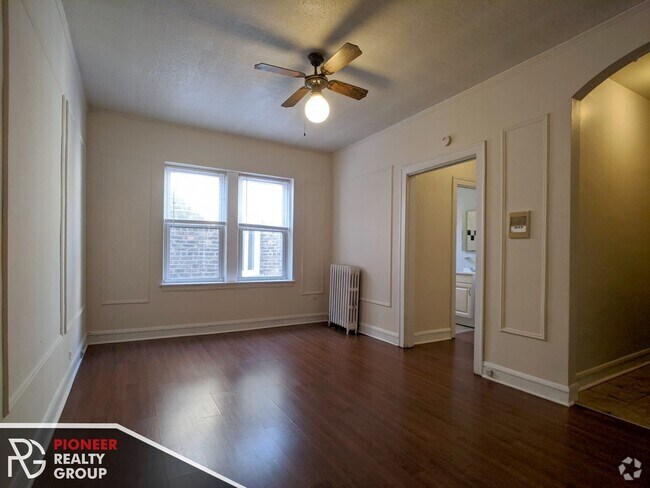 Building Photo - 2825 N Burling St Unit #2827-307 Rental